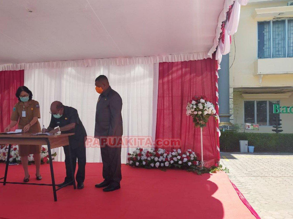 Sekretaris Daerah Provinsi Papua Barat Nathaniel Mandacan ketika menandatangani berita acara pengantar tugas Penjabat Bupati Manokwari