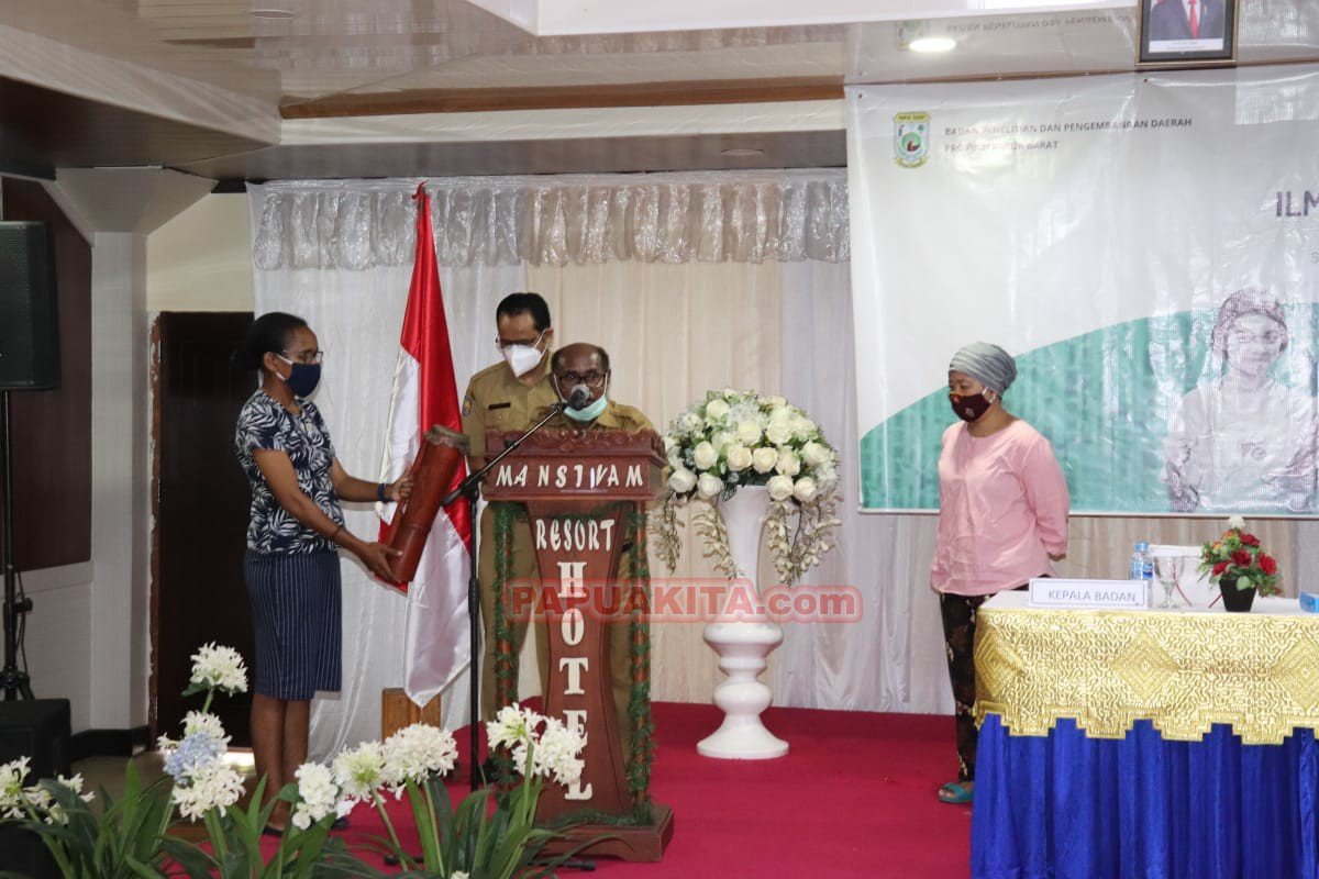 Sekretaris Daerah Provinsi Papua Barat Nathaniel Mandacan saat membuka Bootcamp Ilmuan Muda Papua (IMP)