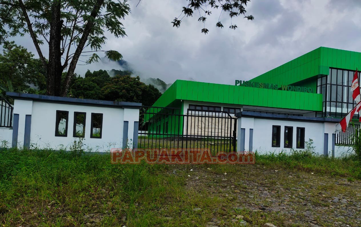 Suasana di PKM Wondiboi nampak lengang akibat aksi penyegelan pintu masuk yang dilakukan oleh salah seorang petugas kesehatan setempat.