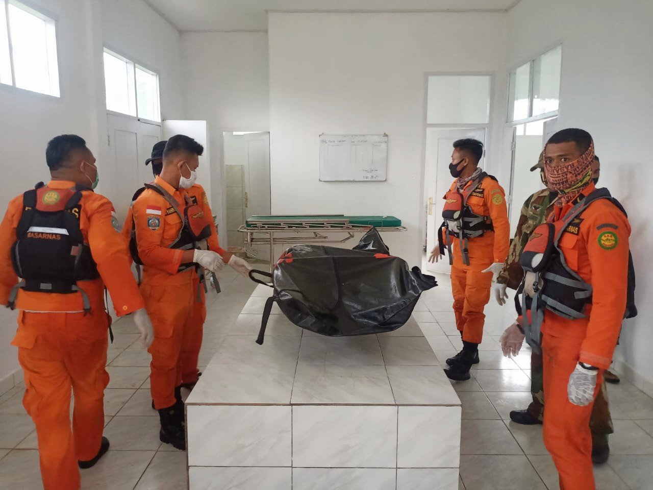 Tim SAR saat berada di kamar jenazah RSUD Manokwari