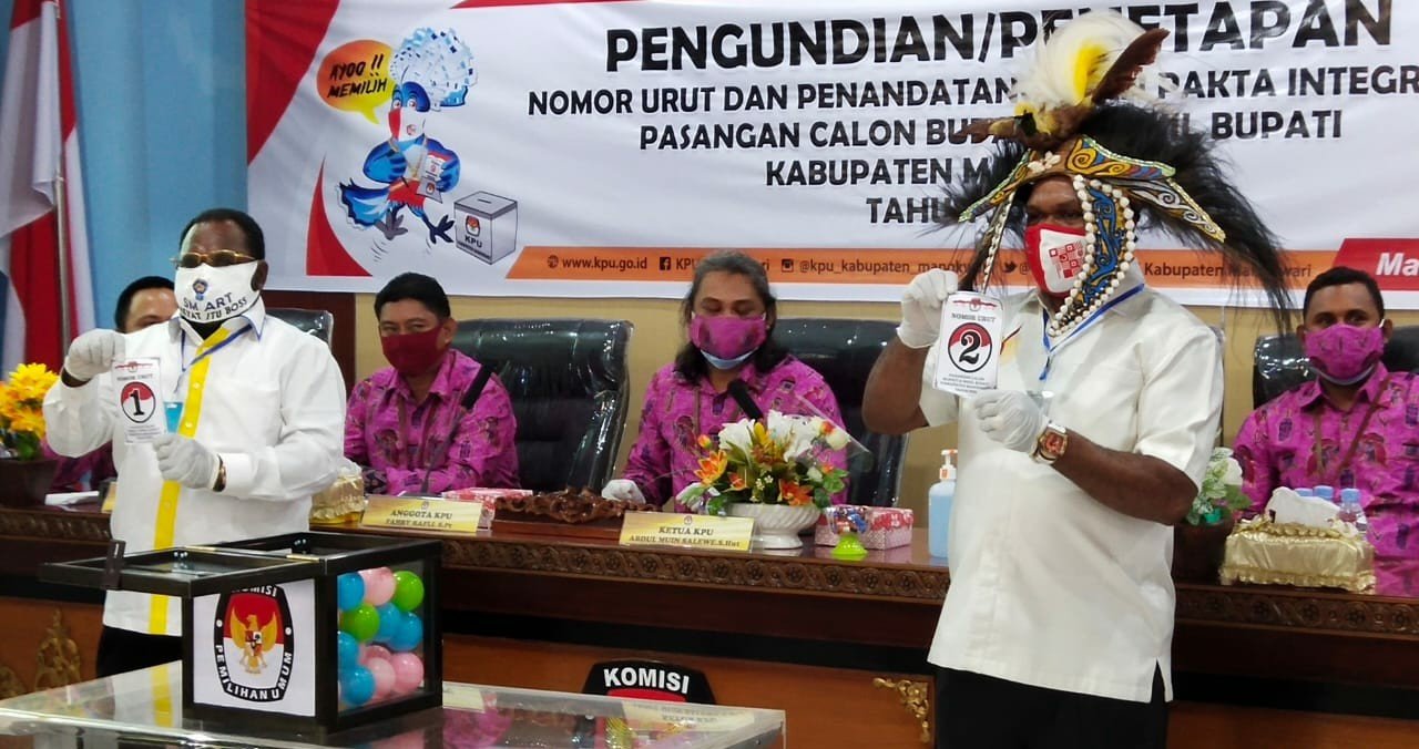 Kedua calon Bupati Manokwari, masing-masing Sius Dowansiba (kiri) dan Hermus Indou (kanan) menunjukkan nomor urut pasangan calon pilkada kabupaten Manokwari Tahun 2020
