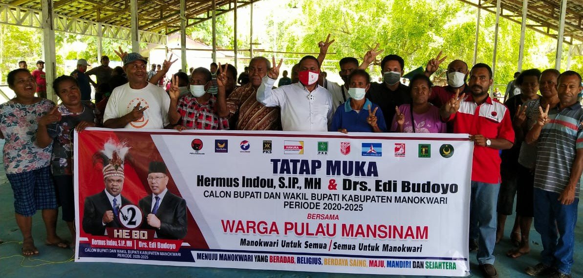 Calon Bupati Manokwari Hermus Indou saat bertemu warga Pulau Mansinam