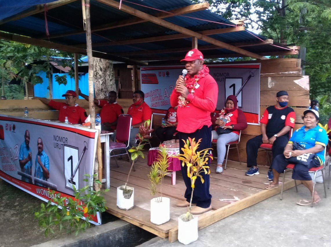 Calon Bupati Teluk Wondama (2020-2025) Elisa Auri. Auri di pilkada Kabupaten Teluk Wondama berpasangan dengan Ferry Auparai. Pasangan ini familiar dengan tagline