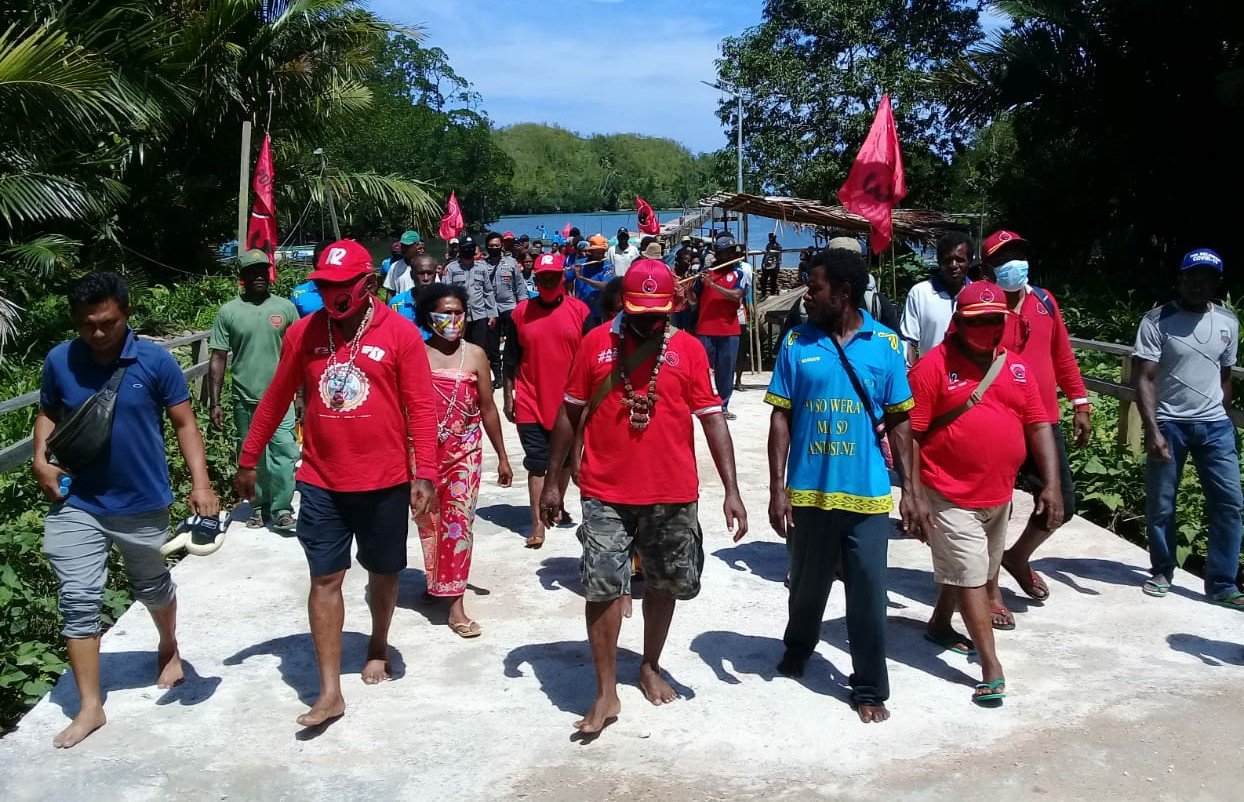 Calon Bupati Teluk Wondama, Elisa Auri saat mengungjungi masyarakat di Distrik Roswar