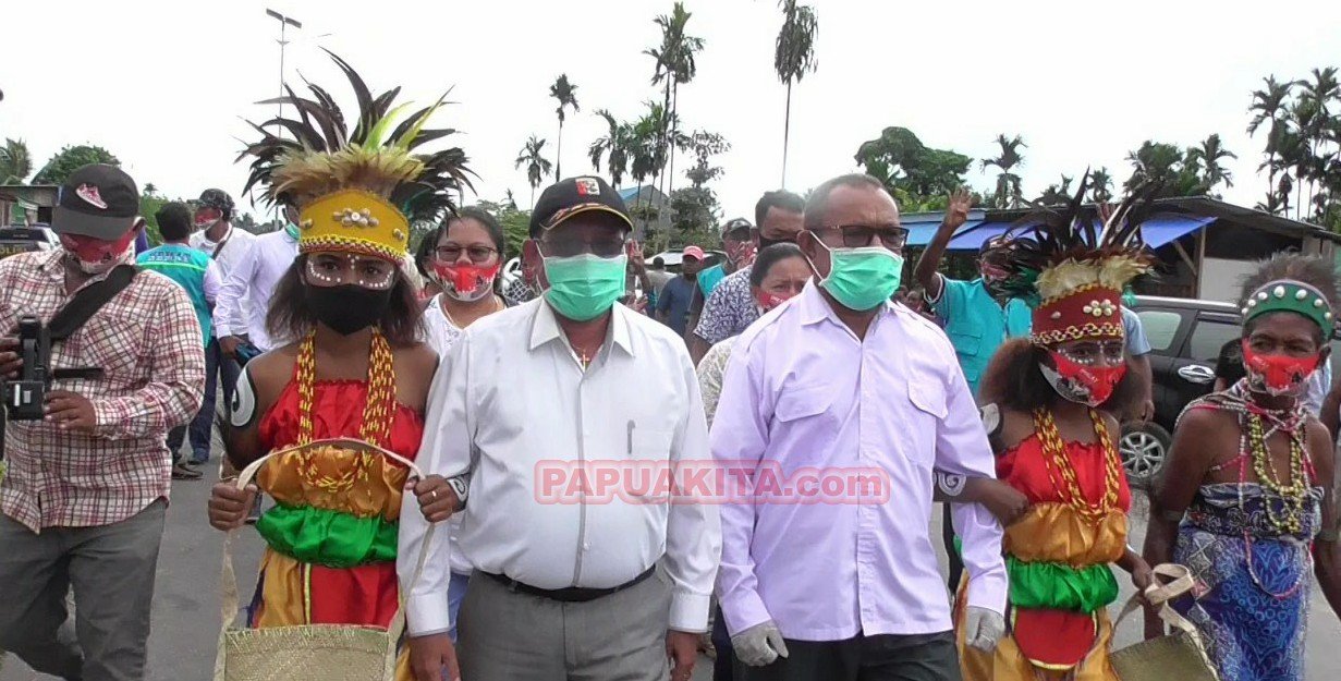 Calon Bupati-Wakil Bupati Pasangan Hendrik Mambor-Andarias Kayukatui saat disambut warga Kampung Maniwak, Miei, Wasior.