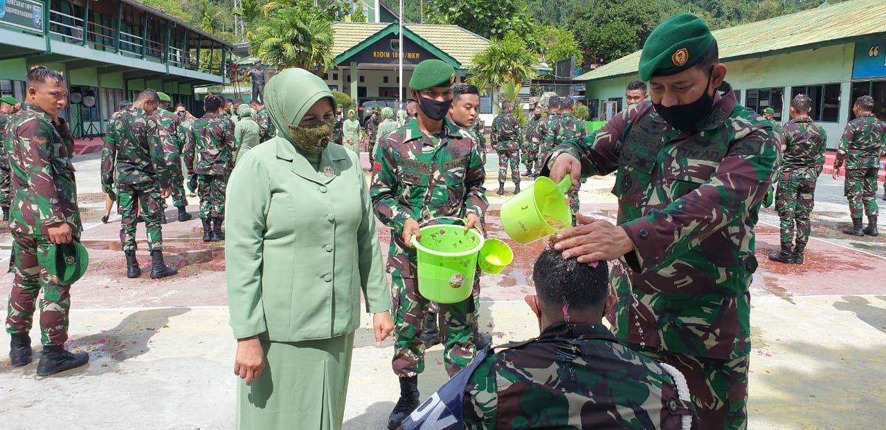 Dandim 1801 Manokwari, Kolonel Arm. Airlangga melakukan tradisi siraman kembang kepada personel yang mendapatkan kenaikan pangkat pada periode 1 Oktober 2020