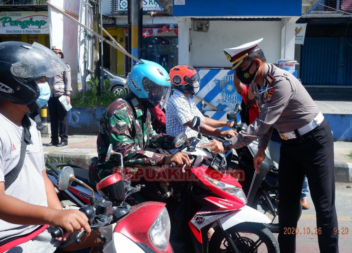 Dirlantas Polda Papua Barat, Kombes. Pol Raydian Kokrosono saat memeriksa kendaraan pengendara dalam Operasi Zebra Mansinam 2020