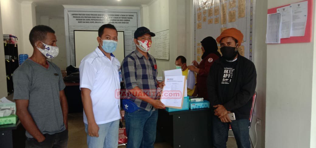 H. Yusran didampingi kuasa hukumnya, Jimmy Ell saat menyampaikan laporan dugaan pencemaran nama baiknya ke Sentra Gakkumdu Manokwari