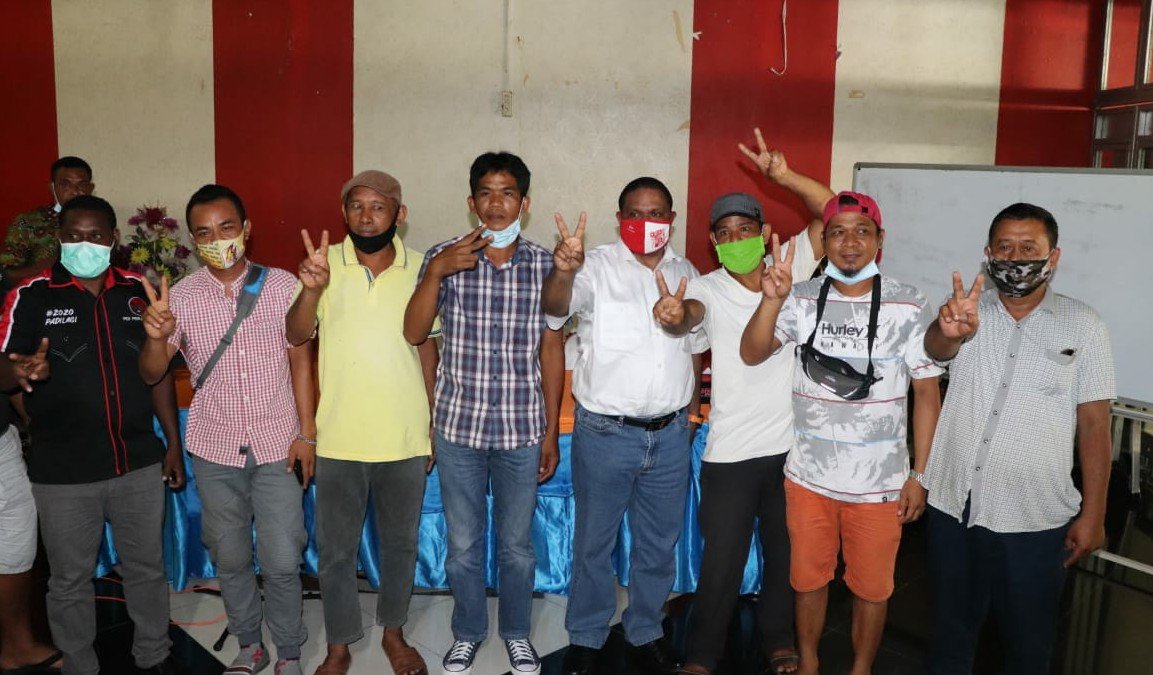 Kandidat Bupati Manokwari Hermus Indou bersama Komunitas Mobil Rental Manokwari