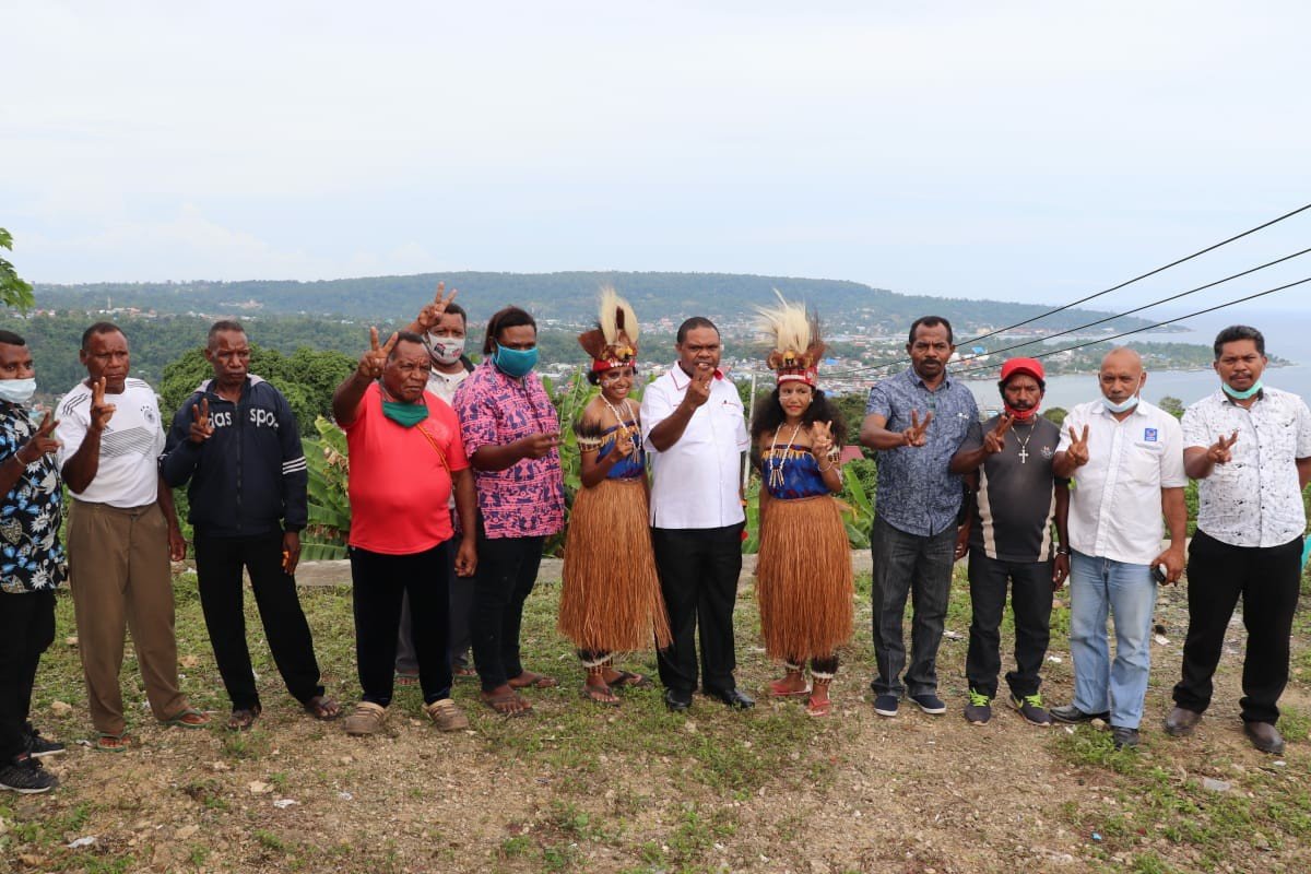Kandidat Bupati Manokwari Hermus Indou bersama pose bersama perwakilan masyarakat Kampung Soribo Bersatu