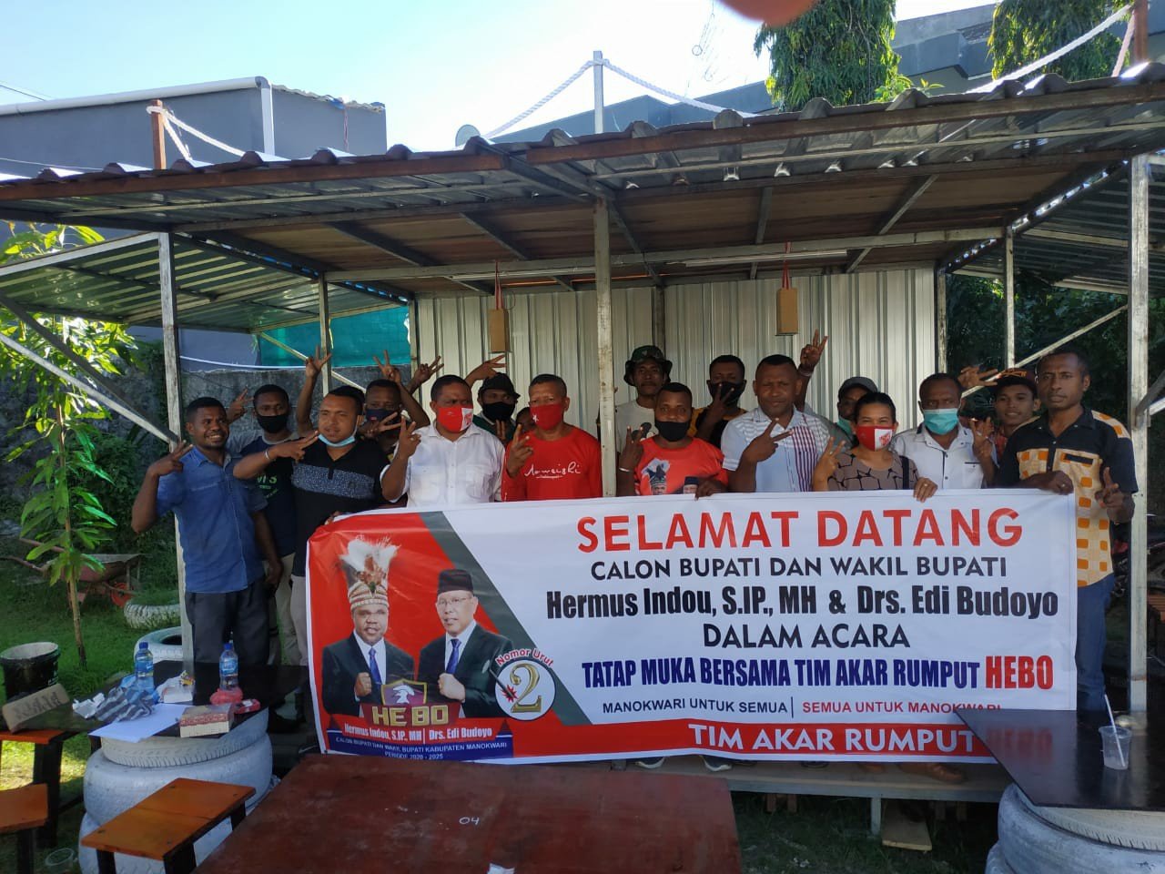 Kandidat Bupati Manokwari, Hermus Indou ketika bertatap muka dengan Relawan Tim Akar Rumput
