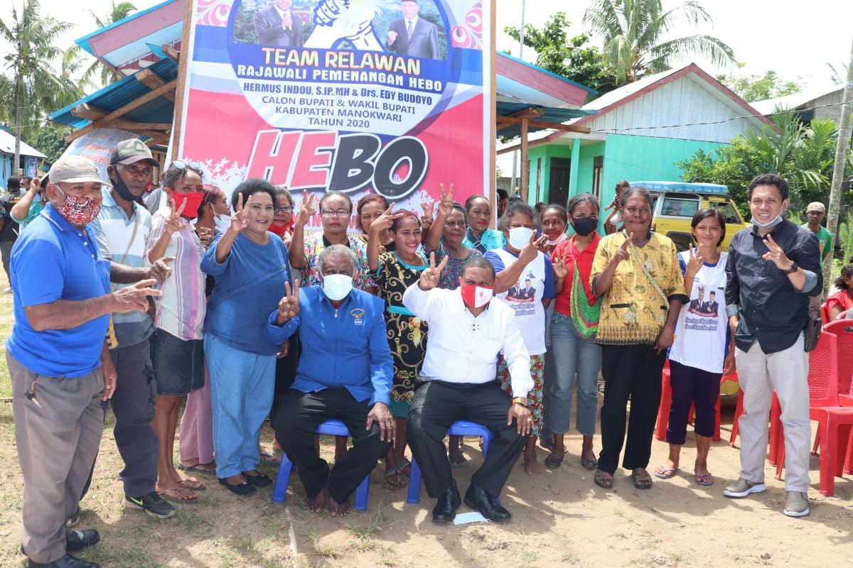 Kandidat Bupati Manokwari Hermus Indou saat bertemu dengan konstituennya.