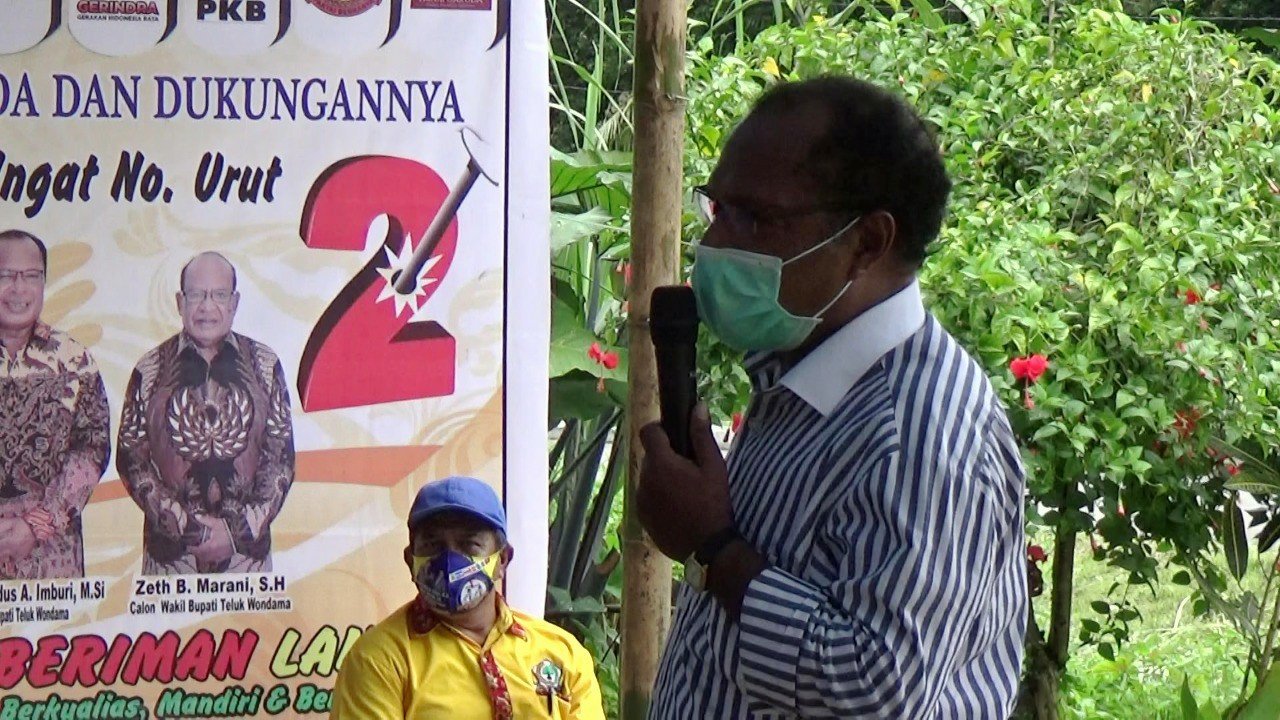 Kandidat Bupati Teluk Wondama Bernadus Imburi saat menyampaikan visi dan misi