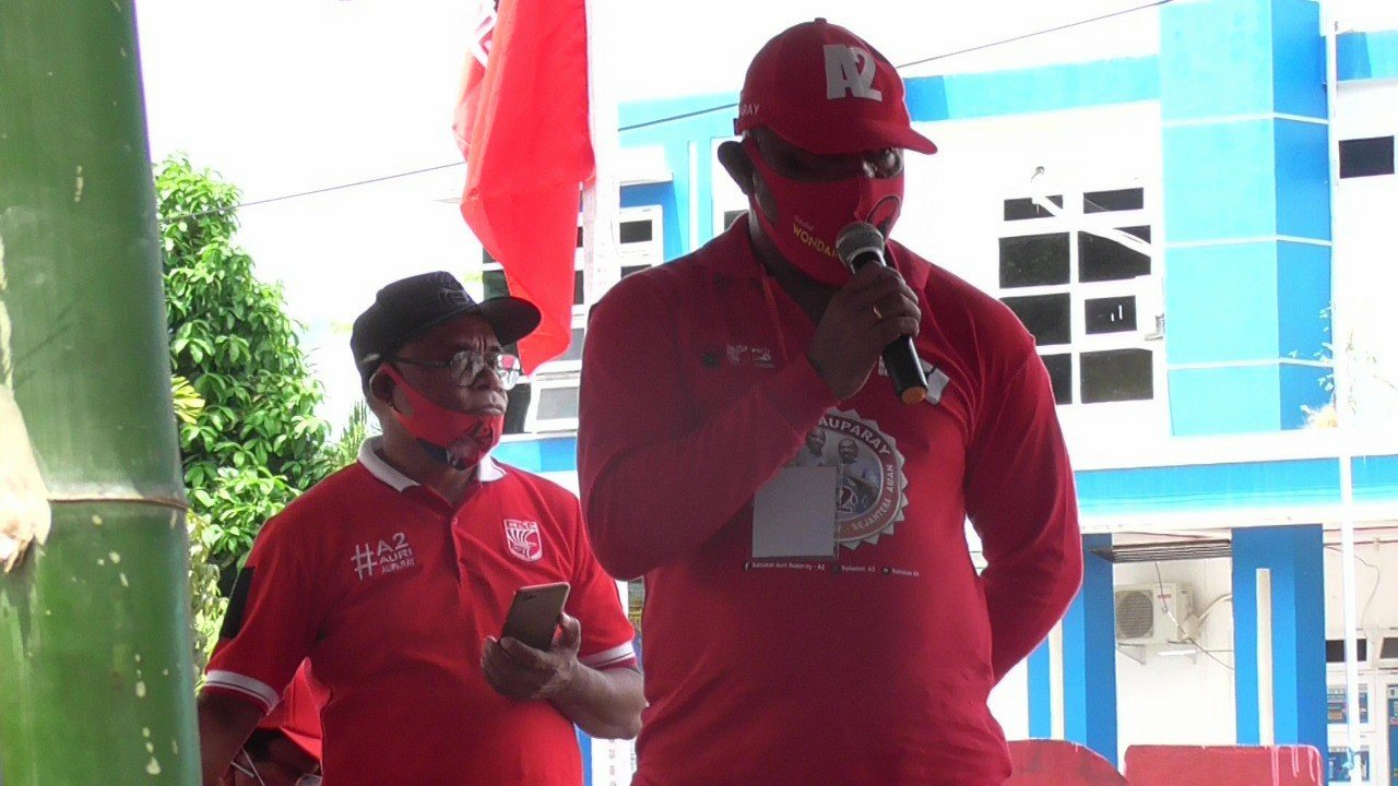 Kandidat Bupati Teluk Wondama Elisa Auri saat berkampanye