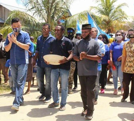Kandidat bupati dan wakil bupati pasangan Fredi Thie-Hasbullah Furuada saat disambut konstituennya