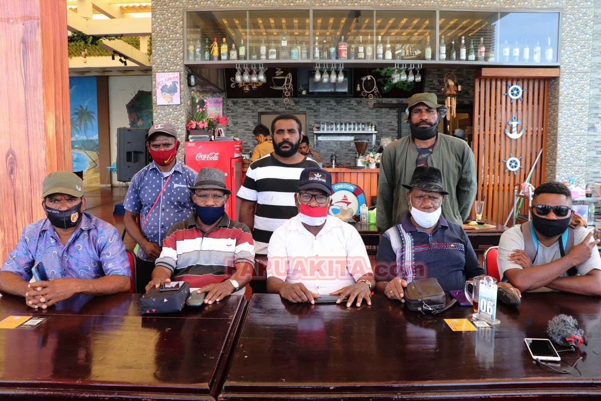 Kepala Suku Maybrat di Manokwari, Marthen Nauw (kedua dari kanan) saat memberikan pernyataan pers