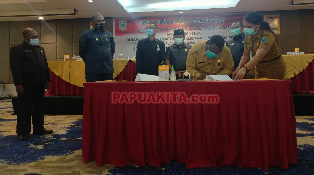 Ketua DPR Papua Barat Origenes Wonggor saat menandatangani MoU KUA-PPAS APBD Perubahan Papua Barat Tahun Anggaran 2020