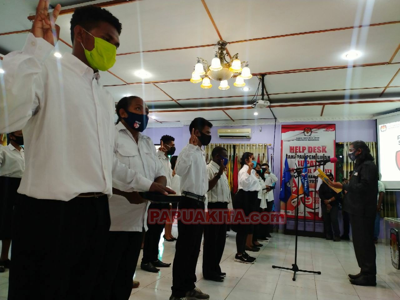 Ketua KPU Kabupaten Manokwari Abdul Muin Salewe saat melantik 25 Relawan Demokrasi (Relasi)