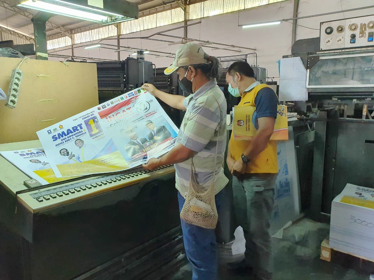 Ketua KPU Kabupaten Manokwari Abdul Muin Salewe saat memeriksa proses pencetakan APK dan bahan kampanye di Kota Surabaya