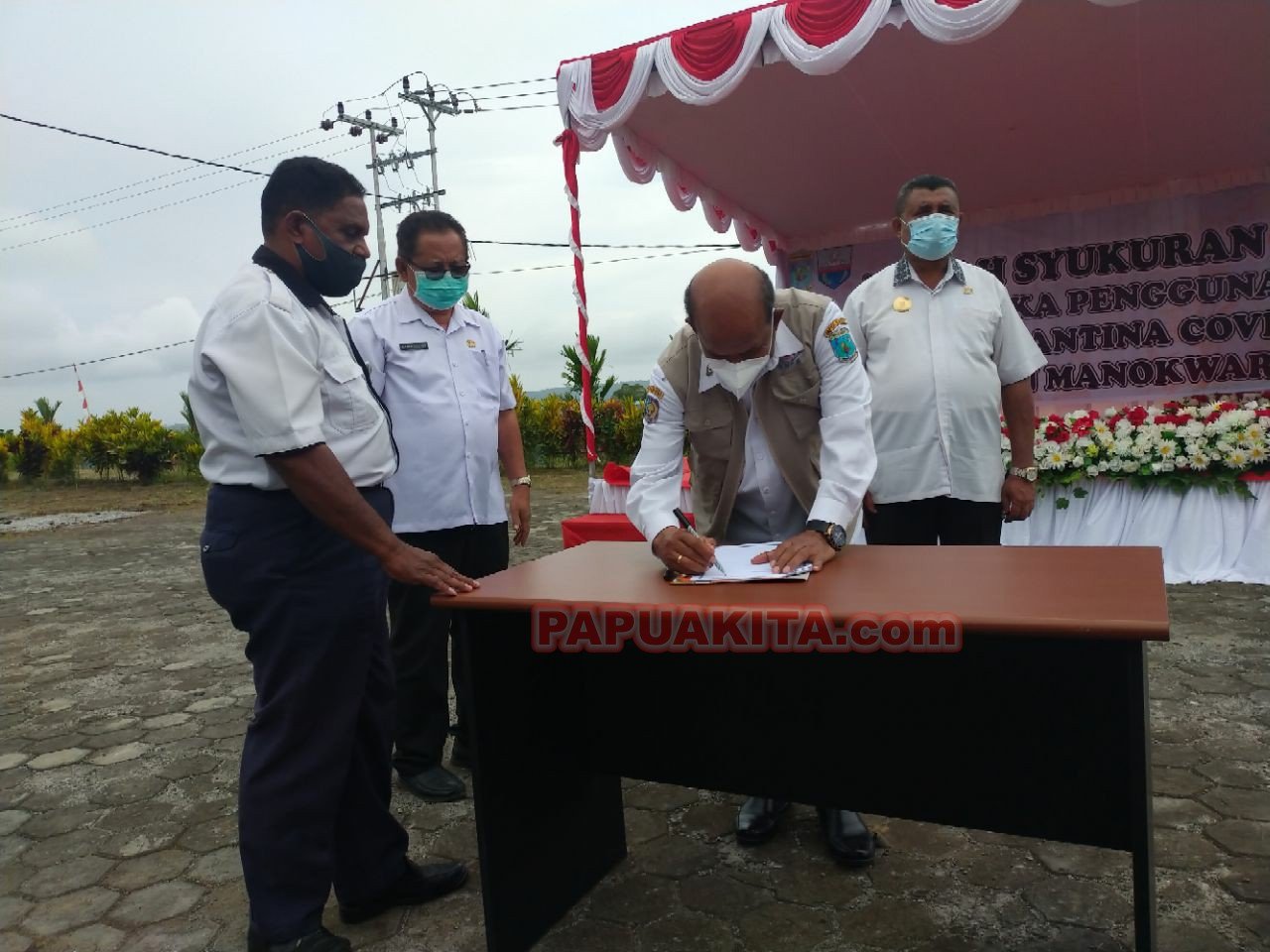 Ketua Satgas Covid-19 Provinsi Papua Barat Derek Ampnir ketika menandatangani berita acara persetujuan penggunaan Balatkop sebagai Faskar Covid-19