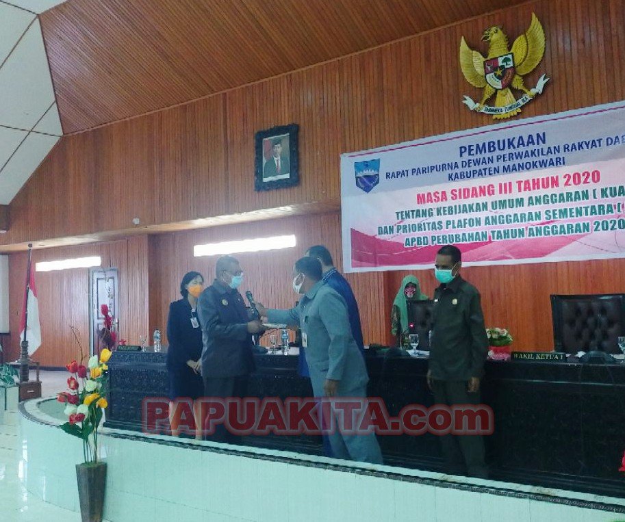 Penjabat Bupati Manokwari Robert Rumbekwan saat menyerahkan materi KUA dan PPAS RAPBD Perubahan 2020