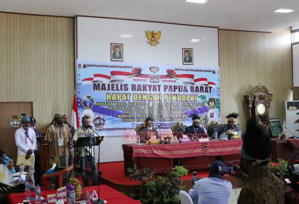 Suasana Rapat Dengar Pendapat Majelis Rakyat Papua Provinsi Papua Barat.