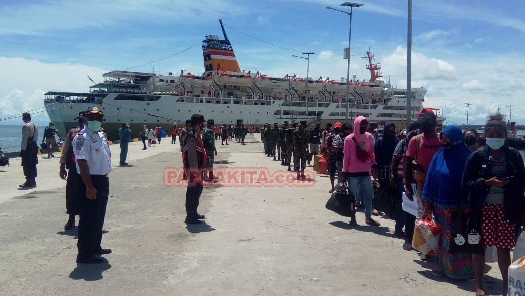 Suasana aktivitas di Pelabuhan Kaimana pada saat armada kapal milik PT Pelni sandar. UPP Kelas III Kaimana menerapkan protokol kesehatan Covid-19 secara ketat.