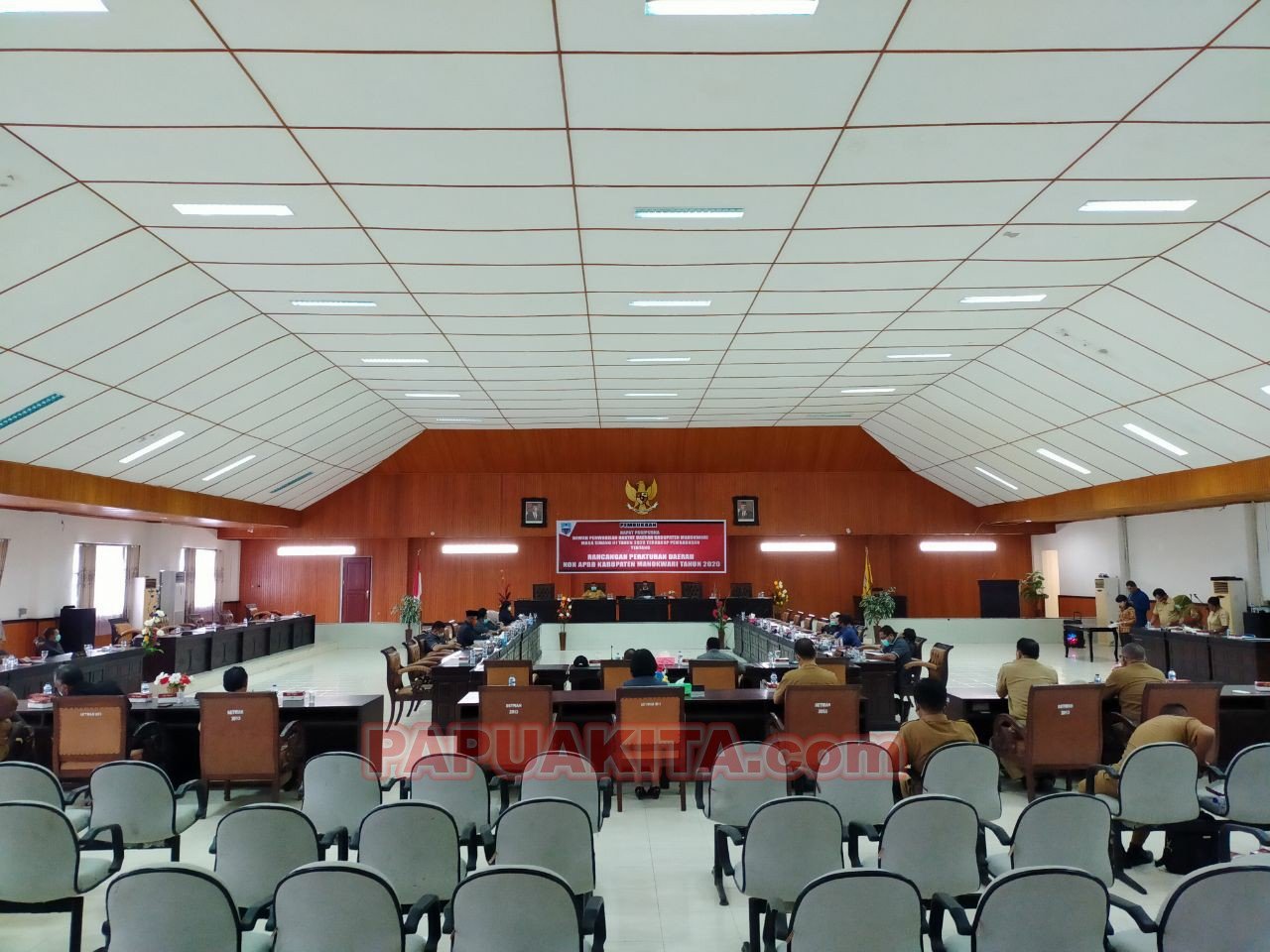 Suasana pembukaan rapat paripurna DPRD Kabupaten Manokwari dalam rangka pembahasan Ranperda non APBD Tahun 2020