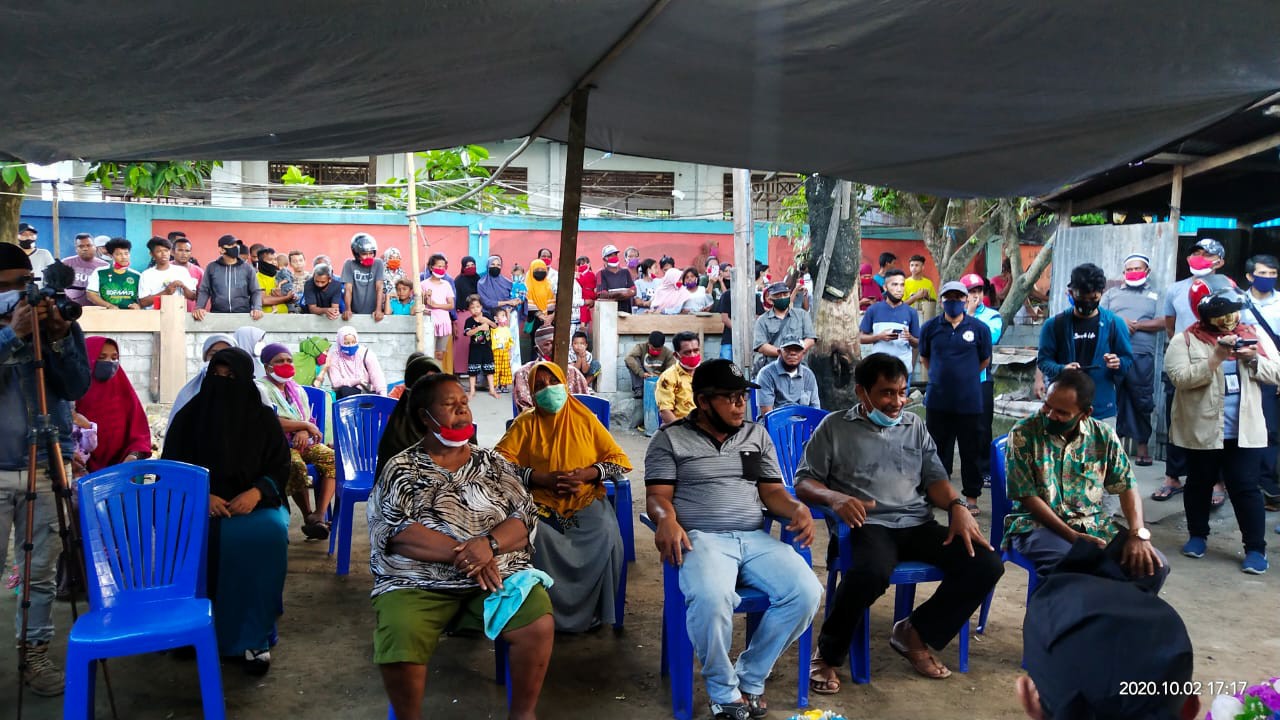 Warga Kompleks Borobudur saat bertemu dengan Kandidat Bupati Manokwari Hermus Indou