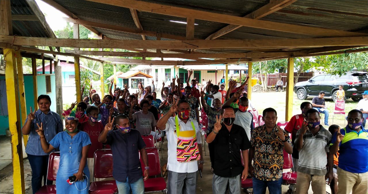 Cabup nomor urut 2, Hermus Indou saat bertatap muka dengan warga Sowi 4, Kompleks SKB