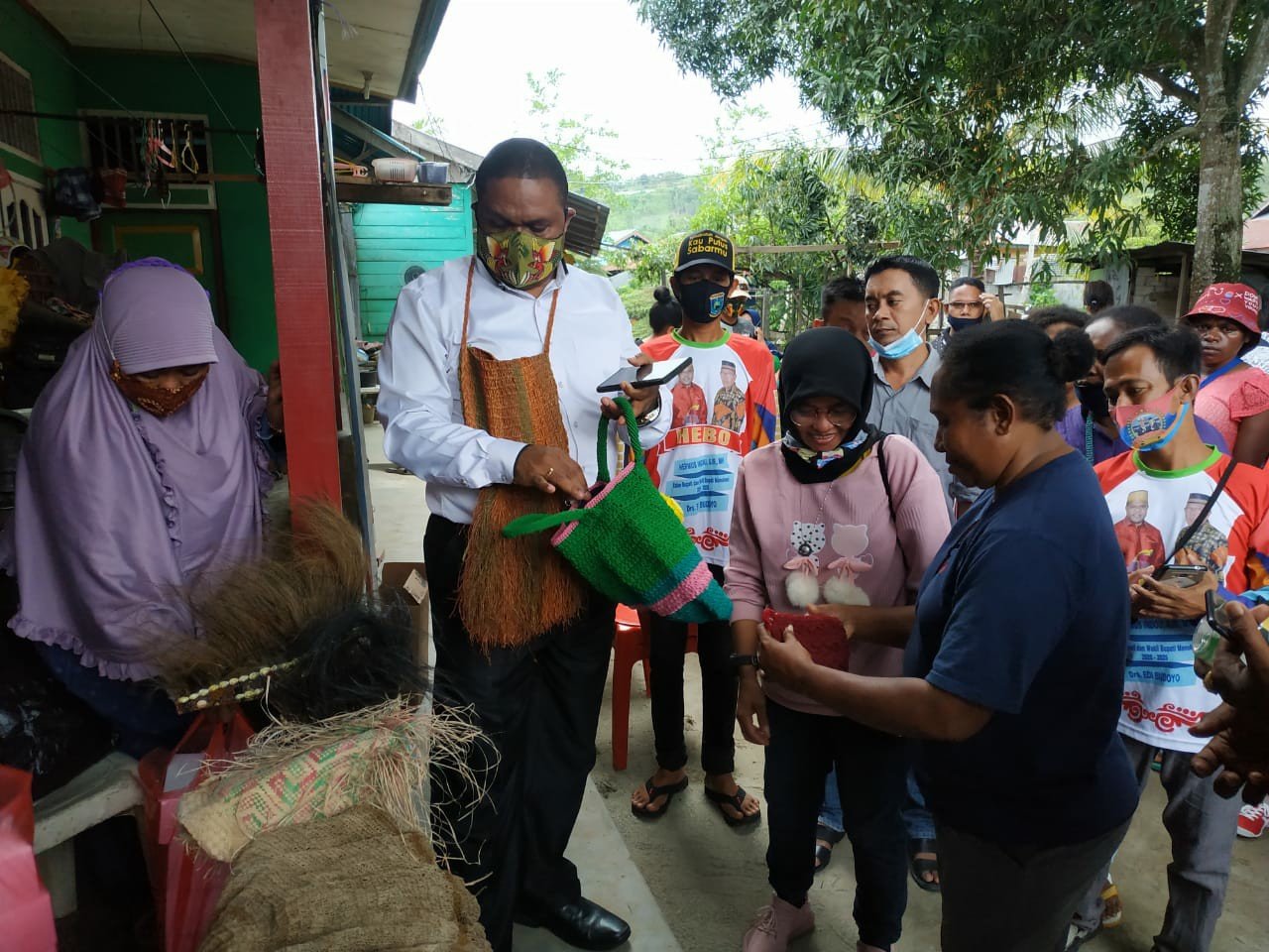Calon Bupati Manokwari Hermus Indou saat bertemu dengan Komunitas Mama Noken Manokwari