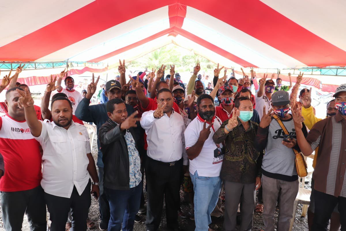 Calon Bupati Manokwari Hermus Indou saat bertemu dengan pendukungnya di dataran Warpramasi