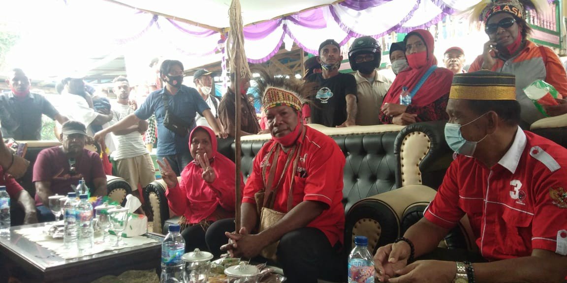 Calon Bupati dan Wakil Bupati Pasangan Rita Teurupun dan Leonard Syakema saat menghdiri deklarasi dukungan Tim Pala Hitam