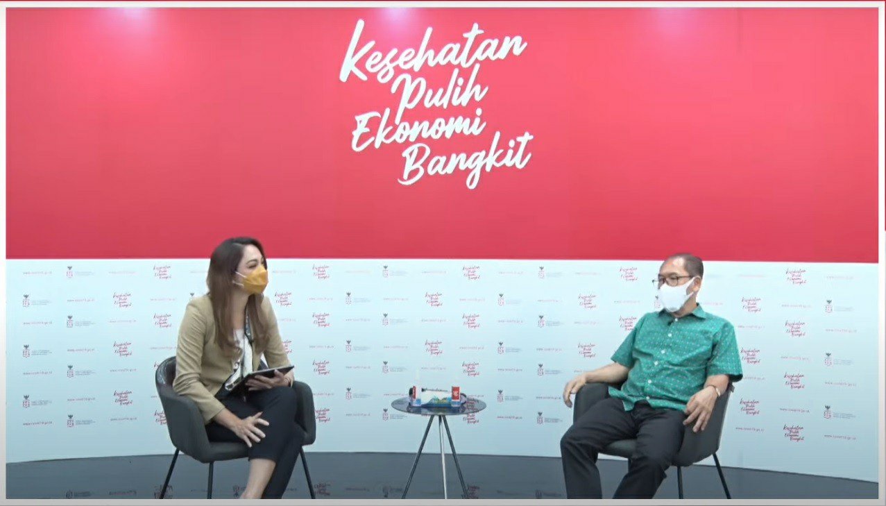 Juru bicara Satgas Covid-19, dr. Raisa Broto Asmoro bersama Prof. Dr. dr. Hasbullah Thabrany, Guru Besar Fakultas Kesehatan Masyarakat Universitas Indonesia