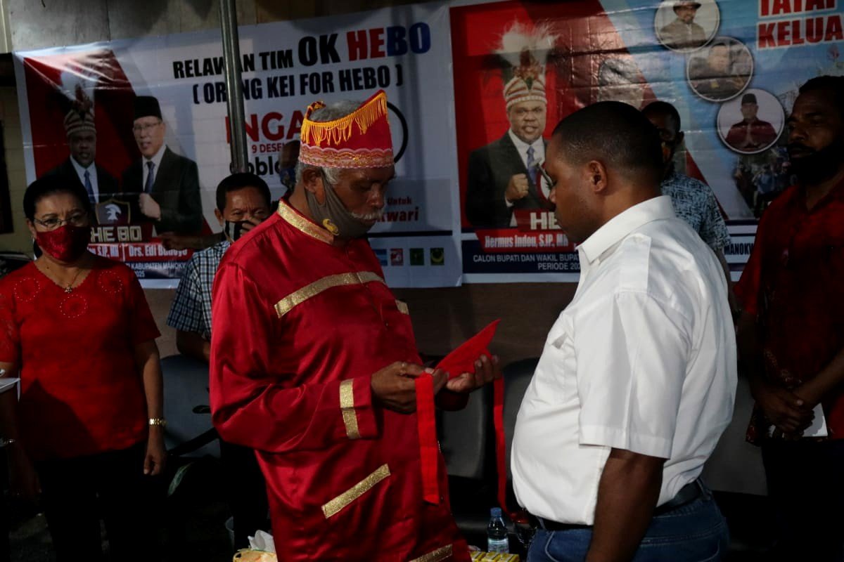 Kandidat Bupati Manokwari Hermus Indou ketika dikukuhkan sebagai panglima 'perang' keluarga Kei di Manokwari melalui sebuah prosesi adat