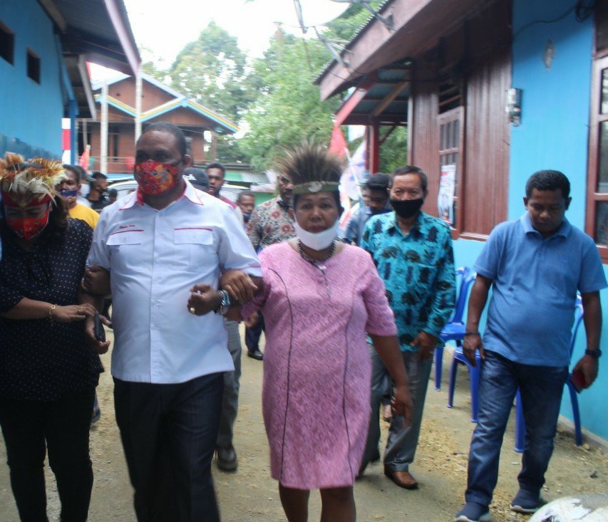 Kandidat Bupati Manokwari Hermus Indou saat menemui warga Komplesk Swapen Perkebunan