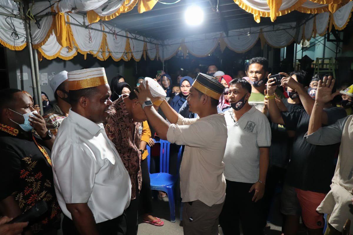 Kandidat Bupati dan Wakil Bupati Pasangan Hermus Indo-Edi Budoyo ketika disambut warga Kampung Bugis, Kelurahan Wosi