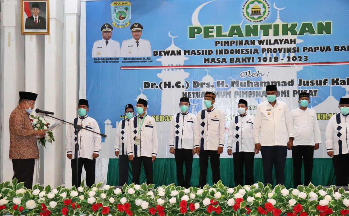 Ketua Umum Dewan Masjid Indonesia Pusat Jusuf Kalla saat melantik pengurus DMI Wilayah Papua Barat