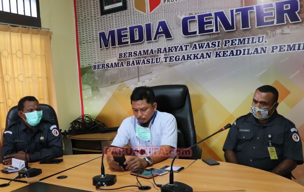 Komisioner Bawaslu Provinsi Papua Barat, Muh. Nazil Hilmie (tengah) saat memberikan penjelasan terkait partisipasi pemilih.