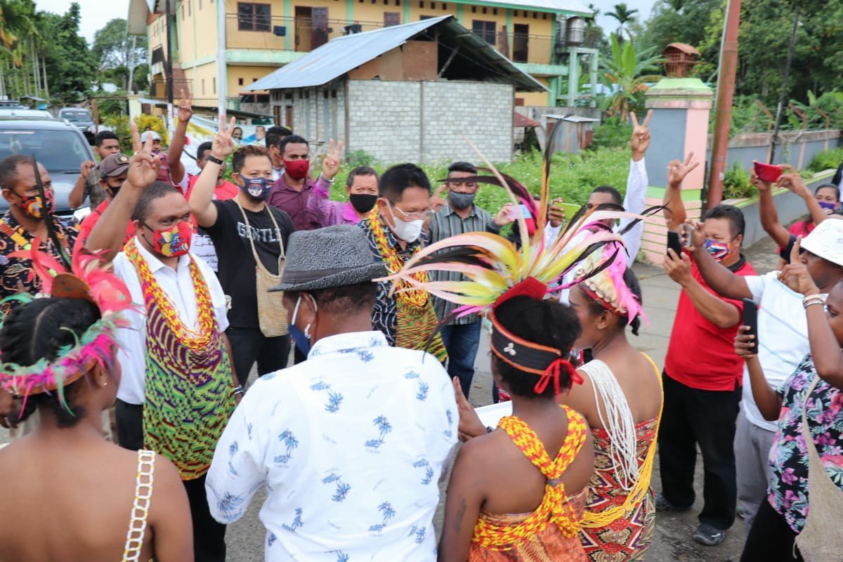 Pasangan HEBO saat bertemu dengan warga Kompleks Manunggal, Kelurahan Amban