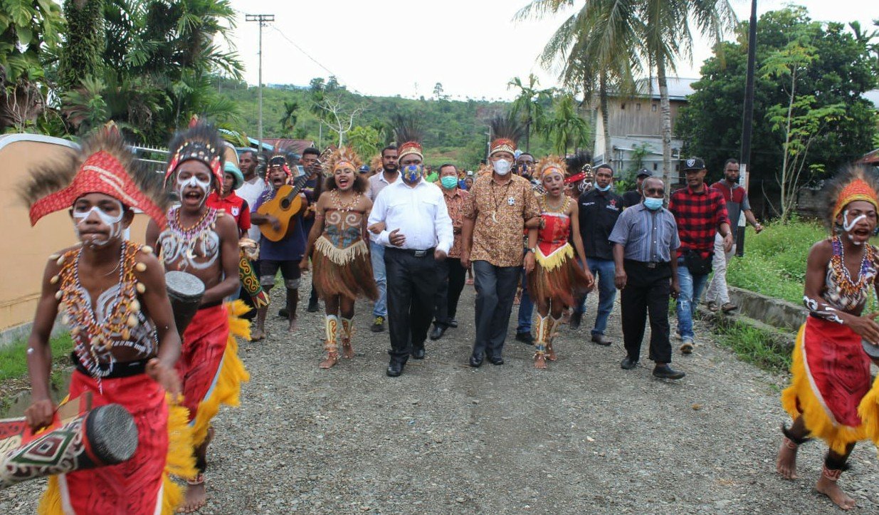 Pasangan HEBO saat diarak simpatisan dan pendukungnya di Kampung Sowi 4
