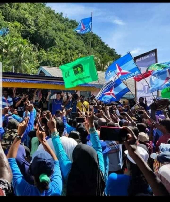 Pasangan TERKABUL dalam suatu kesempatan kampanye terbatas