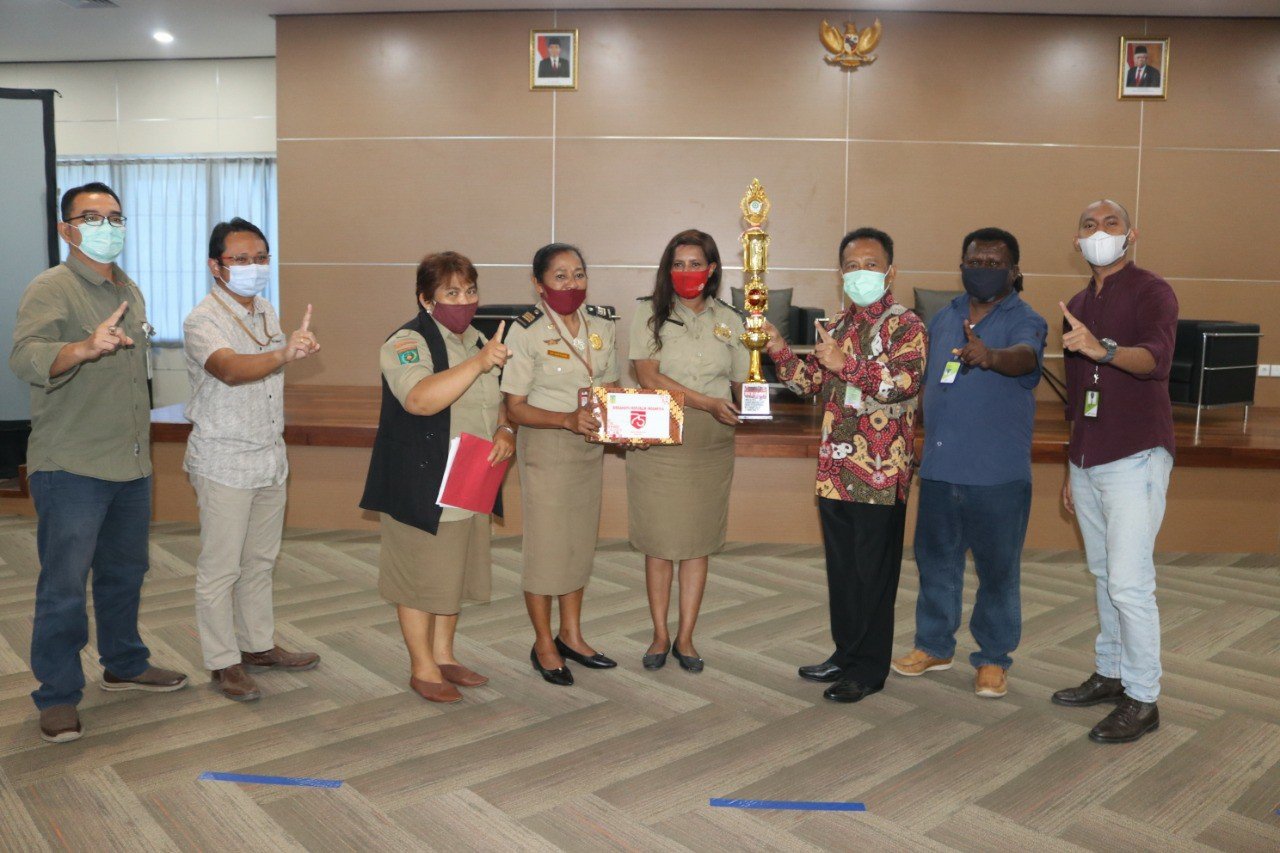 Penyerahan penghargaan Pemprov Papua Barat kepada PT Pertamina MOR VIII atas pelaksanaan protokol kesehatan Covid-19