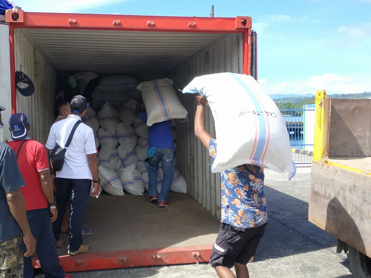 Proses pengapalan Biji Kakao hasil produksi Koperasi Eiber Suth, Ransiki, Kabupaten Manokwari Selatan