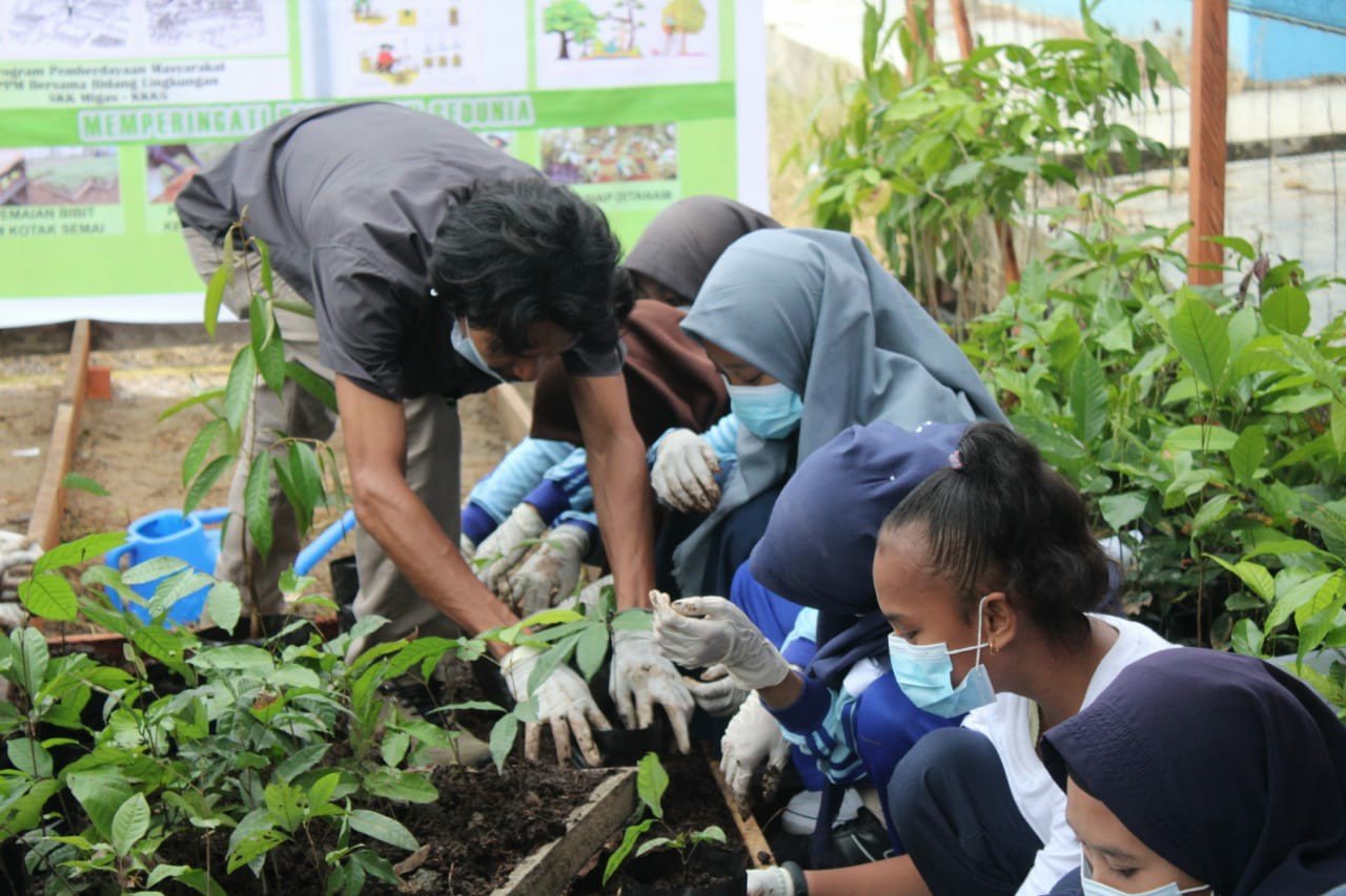 Tim Yayasan kasuari bersama siswa-siswi di lingkungan Muhammadiyah kab.sorong melakukan penyemaian dan pemindahan bibit dari media semai dan perawatan pasca perawatan