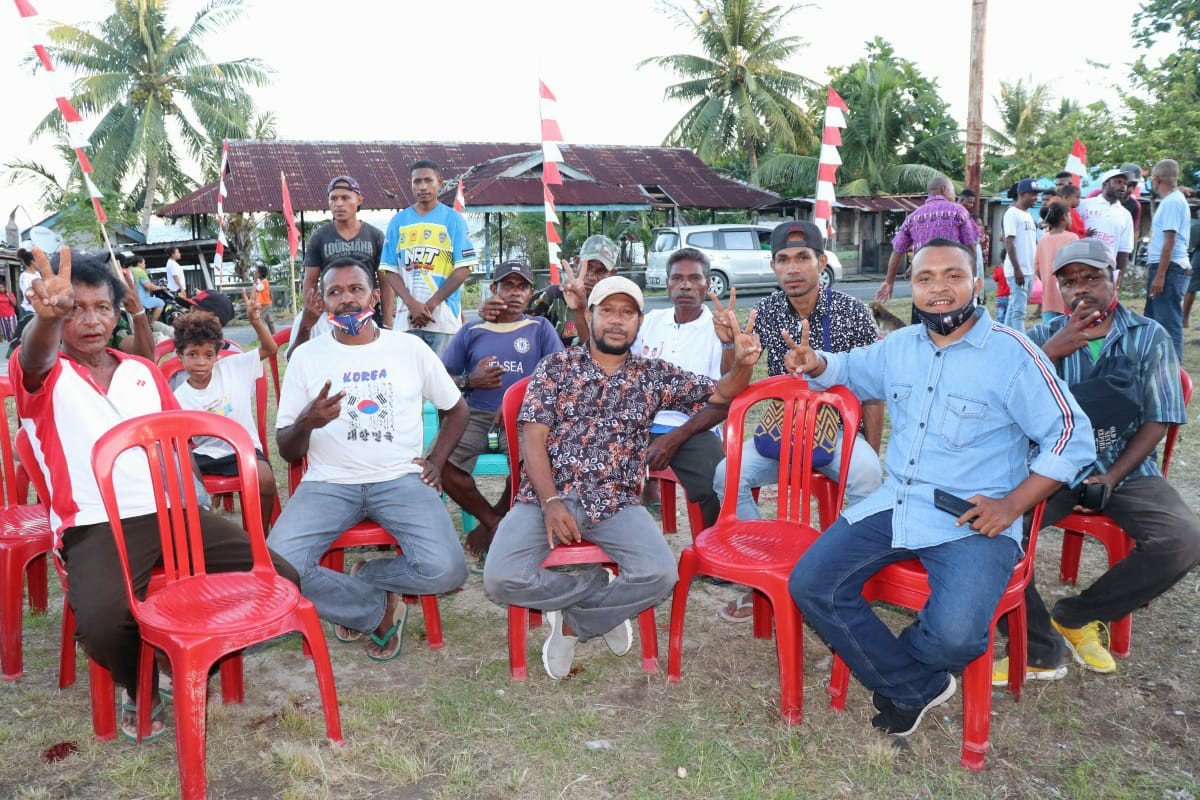 Warga Yapen Barat yang berdomisili di Manokwari. Mereka membentuk 'Maneta HEBO'.