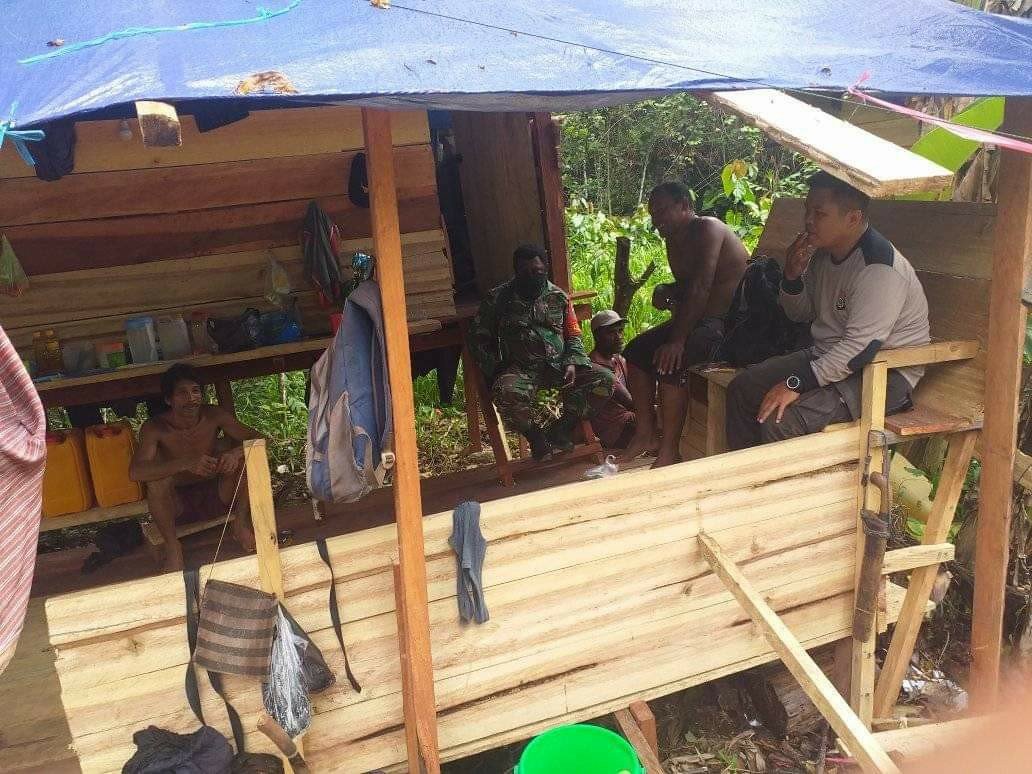 Anggota Bhabinkamtibmas dan Babinsa saat menyapa warga yang beraktivitas di Kampung Tanggaromi