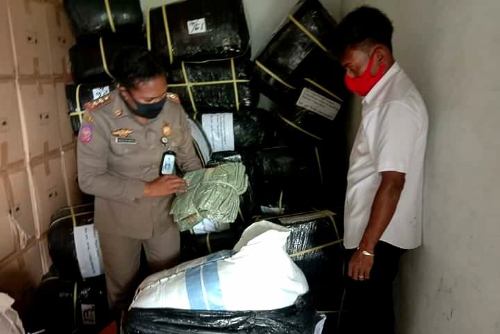 Kabid Linmas pada Satpol PP, Perlindungan Masyarakat (Linmas) dan Pemadam Kebakaran (Damkar), Enggelina, Sirfefa ketika mengecek perlengkapan Linmas
