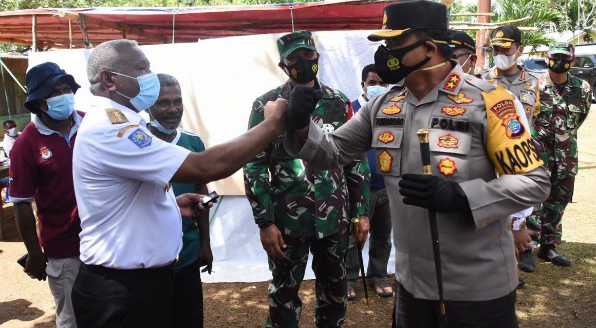 Kapolda Papua Barat Irjen Pol. Tornagogo Sihombing menyapa Gubernur Dominggus Mandacan pada kegiatan peninjauan pencoblosan suara pilkada tahun 2020