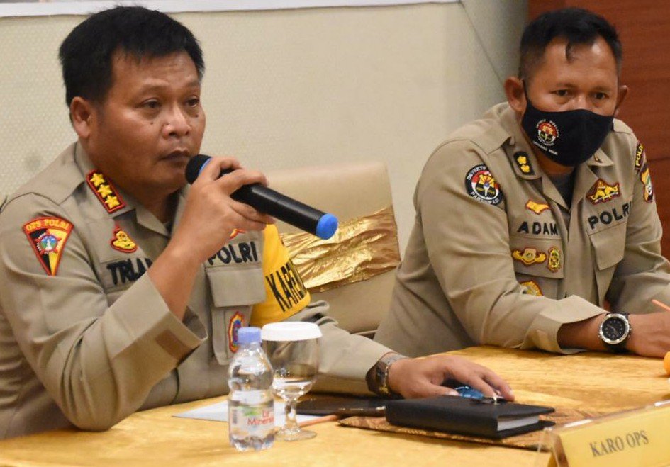 Kepala Biro Operasi Polda Papua Barat, Kombes Pol Tri Atmdjo (kiri) didampingi Kabid Humas, AKBP Adam Erwindi